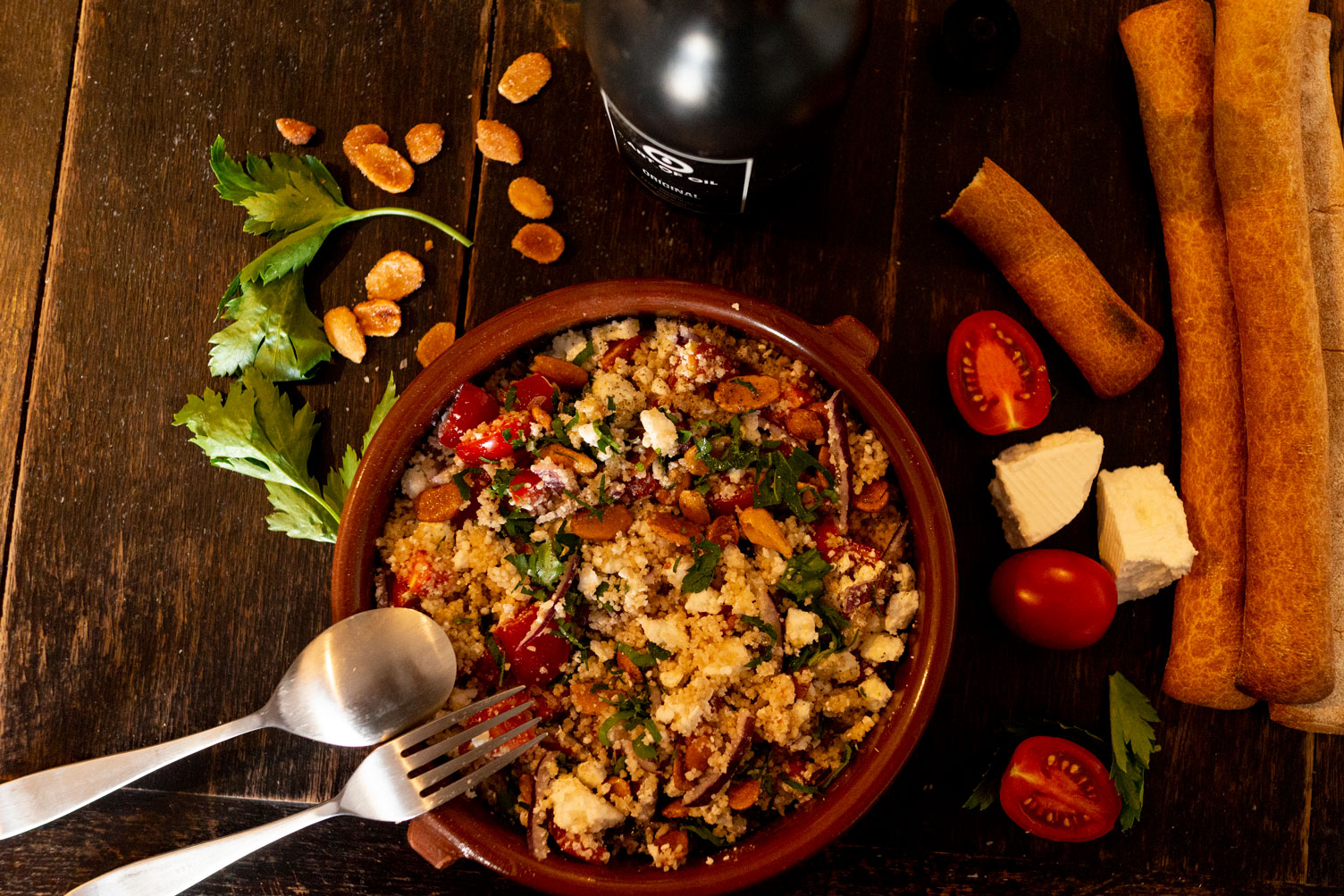 Mediterranes Gericht mit Tomaten, Kräutern, Brot und Olivenöl